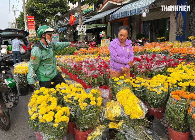 27 tết: Hoa cúc chất đống nằm la liệt ở TP.HCM, người bán nói câu nghẹn lòng  - Ảnh 6.