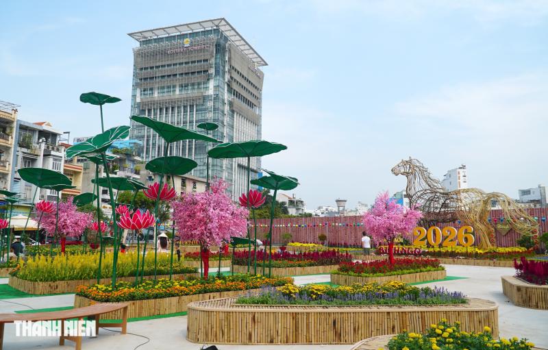 Linh vật ngựa cao 8 m tại khu ‘đất vàng’ làm công viên ở đường Trần Phú - Ảnh 3.