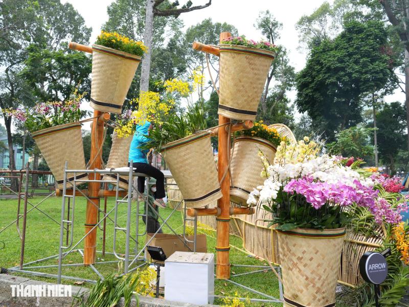Toàn cảnh Hội hoa xuân ở trung tâm TP.HCM trước giờ khai mạc: Bên trong có gì?  - Ảnh 14.