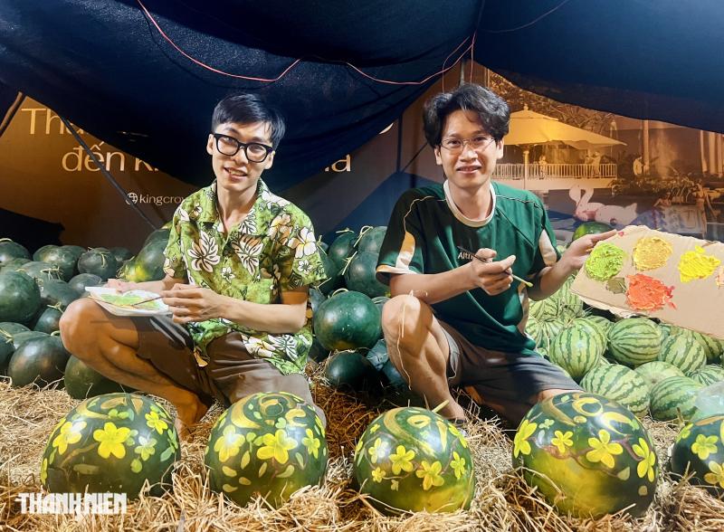 Kiếm tiền tiêu tết bên vựa dưa hấu: Họa sĩ trẻ tiết lộ thu nhập - Ảnh 4.