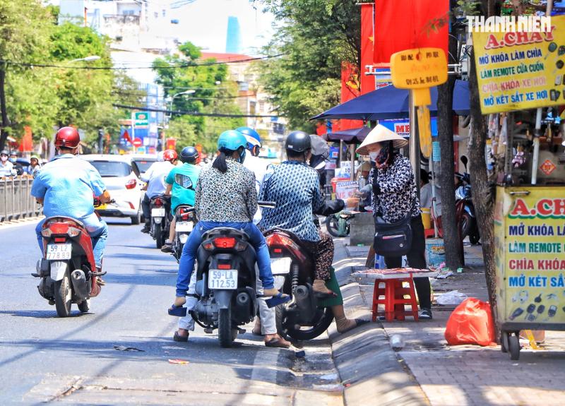 Đường phố TP.HCM mùng 2 tết: Nhiều người miệt mài mưu sinh dưới nắng chang chang- Ảnh 4.