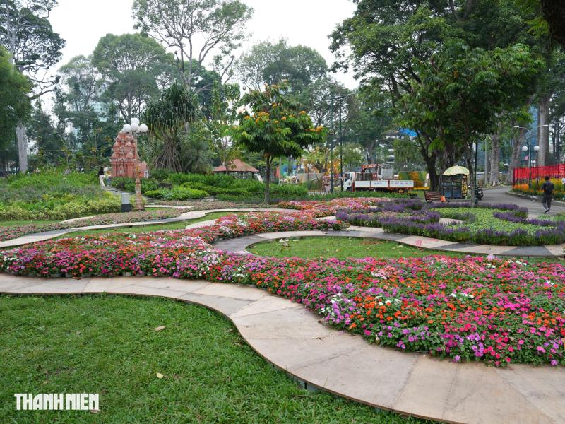 Toàn cảnh Hội hoa xuân ở trung tâm TP.HCM trước giờ khai mạc: Bên trong có gì?  - Ảnh 7.