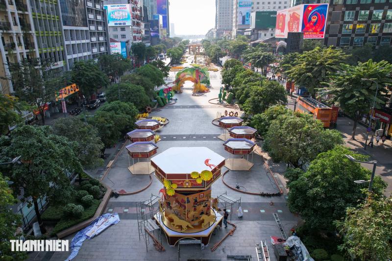 Ngựa vàng oai phong trên đường hoa Nguyễn Huệ, linh vật tết 2026 gây choáng ngợp - Ảnh 13.