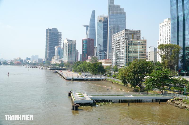 Cận cảnh cầu cảng trên sông Sài Gòn được chỉnh trang thành điểm check-in trong tết  - Ảnh 1.