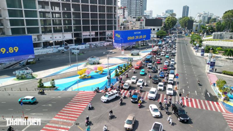 Khu vực trước chợ Bến Thành mở rào chắn, trả lại không gian chụp ảnh tết - Ảnh 10.