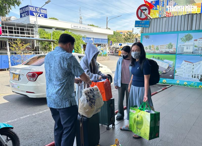 Chiều mùng 2 tết: Bất ngờ 'biển người' ở Bến xe Miền Tây - Ảnh 9.