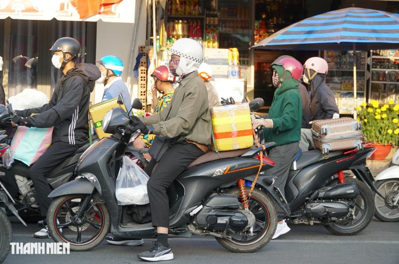Đông nghẹt người qua phà Cát Lái vào TP.HCM trong ngày nghỉ tết cuối cùng - Ảnh 10.