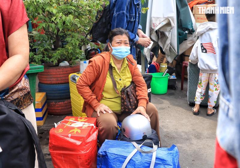 Sáng nay 26 tết: Bất ngờ ở Bến xe Miền Tây TP.HCM vì 'đông quá đông' - Ảnh 6.
