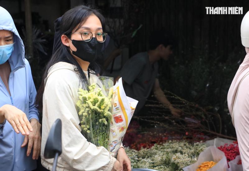 Chiều tối 26 tết: Chật kín người đổ về chợ hoa lớn nhất TP.HCM - Ảnh 2.