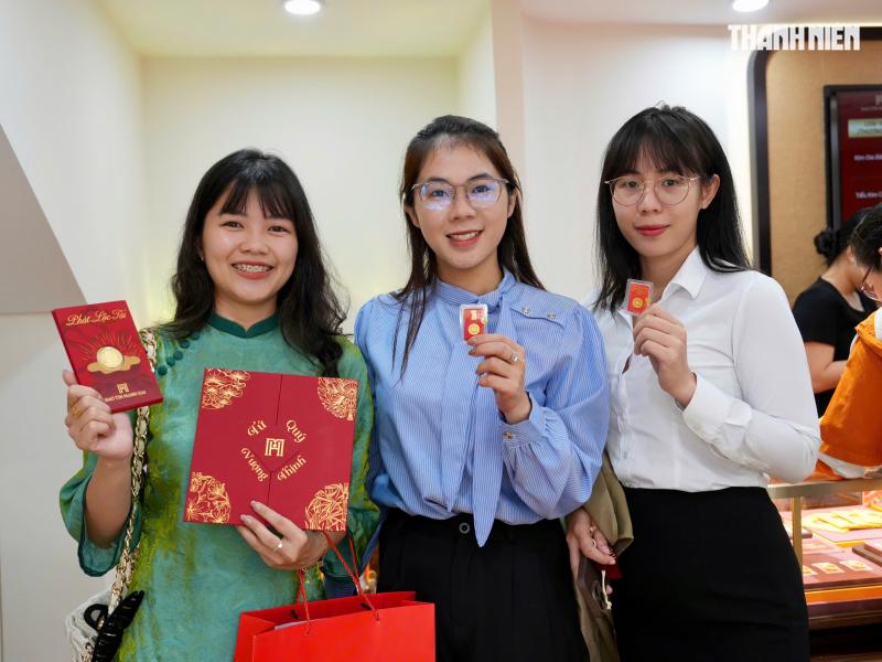 Chen chân mua vàng cầu may, tiệm vàng tại TP.HCM 'nghẹt thở' ngày vía Thần tài- Ảnh 8.