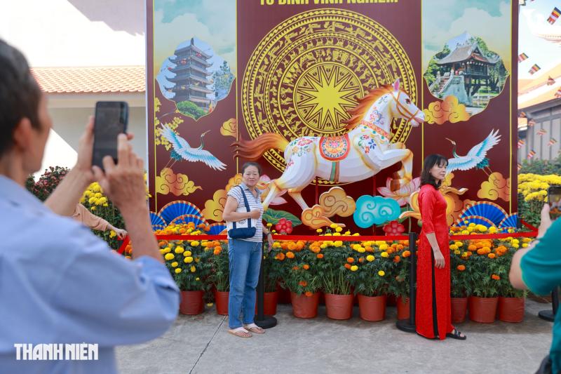 Đến chùa sáng mùng 1 Tết Bính Ngọ ở TP.HCM cầu bình an, hạnh phúc- Ảnh 11.