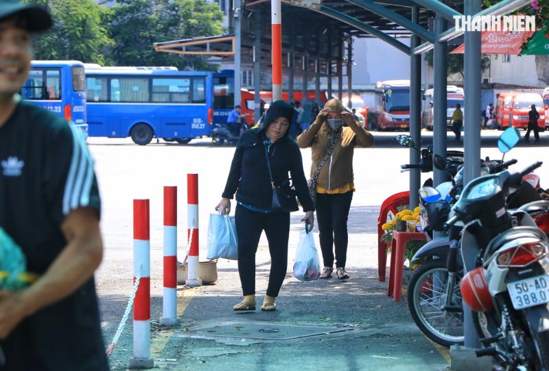 Mùng 2 tết: Bến xe Miền Tây nhiều người lỉnh kỉnh quà quê trở lại TP.HCM sớm - Ảnh 7.