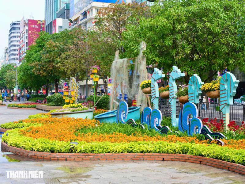 Nhìn từ trên cao, đường hoa Nguyễn Huệ rực rỡ trước giờ khai mạc - Ảnh 11.