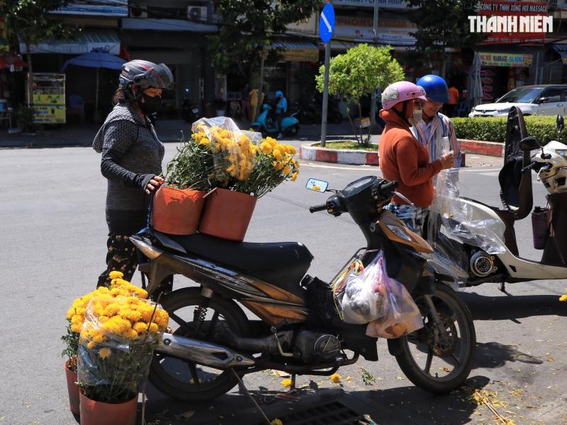 Trưa 29 tết, bất ngờ chợ hoa tết TP.HCM: Xuất hiện hoa miễn phí từ nhà vườn - Ảnh 5.