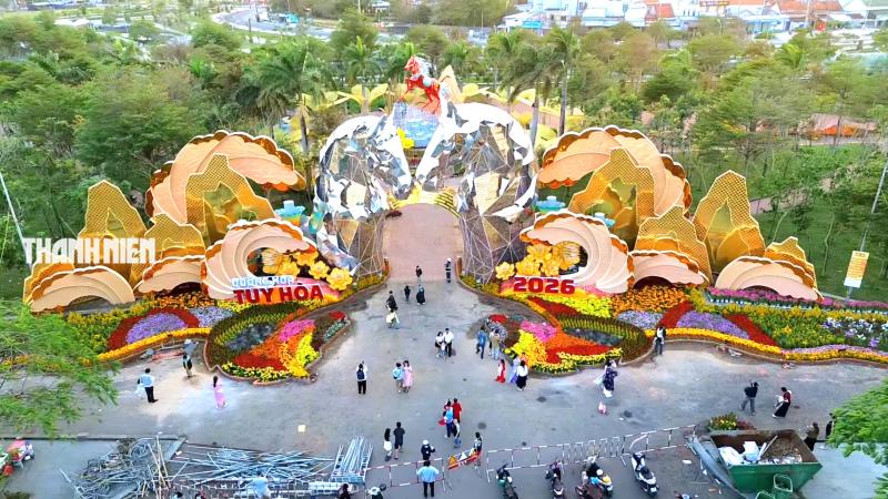 Linh vật ngựa Tuy Hòa: Choáng ngợp 3 đại cảnh ngựa ‘khủng’ đua top- Ảnh 1.