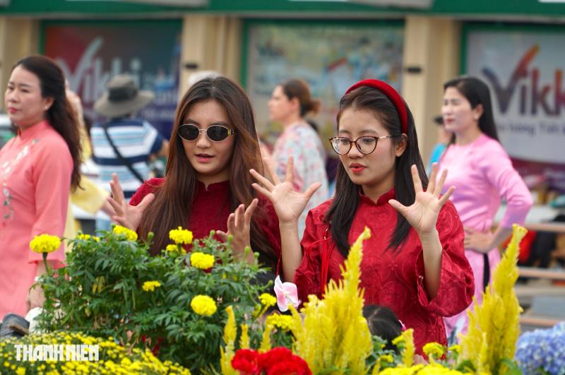 Nhiều ‘nàng thơ’ diện áo dài truyền thống đến chợ Bến Thành chụp ảnh Tết Bính Ngọ - Ảnh 6.