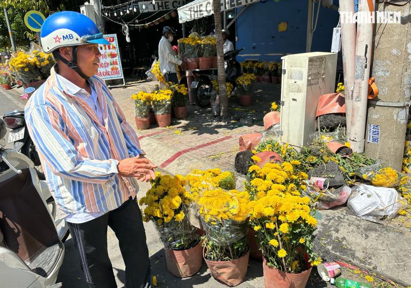 Trưa 29 tết, bất ngờ chợ hoa tết TP.HCM: Xuất hiện hoa miễn phí từ nhà vườn - Ảnh 6.