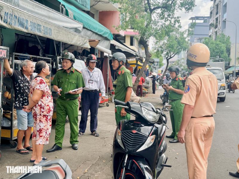 TP.HCM xử lý lấn chiếm vỉa hè: 'Mình dọn, người khác bày thì sao bán?'  - Ảnh 4.