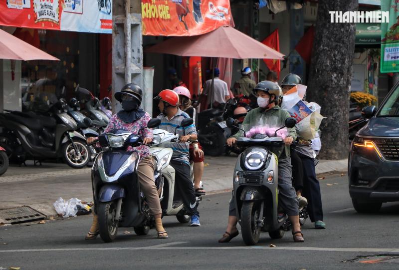 Ngày đầu nghỉ tết Bính Ngọ: Bất ngờ đường phố trung tâm TP.HCM sáng 27 tháng chạp - Ảnh 13.