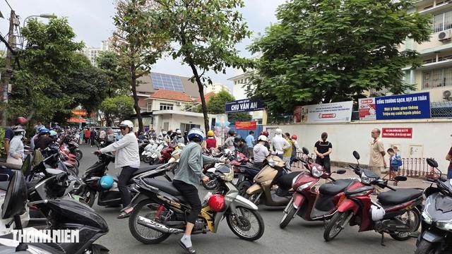 Công an TP.HCM đề xuất bố trí chỗ đỗ xe cho phụ huynh đưa đón con - Ảnh 2.