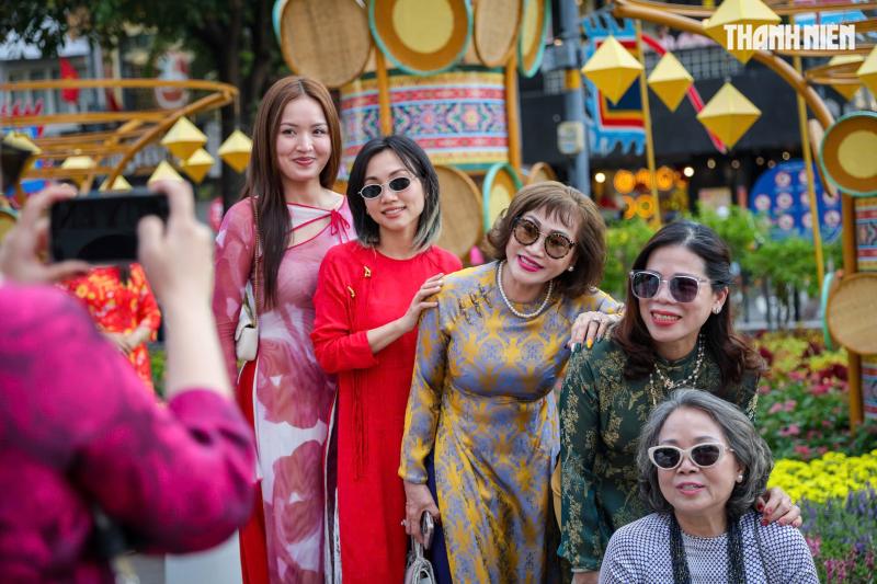 Chiều tối 29 tết: Ngay lúc này, dòng người đổ về trung tâm TP.HCM đón giao thừa- Ảnh 8.