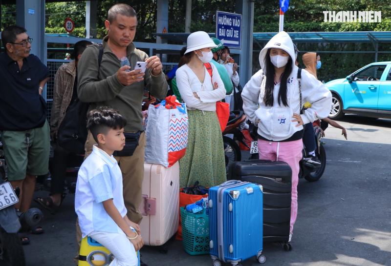 Mùng 2 tết: Bến xe Miền Tây nhiều người lỉnh kỉnh quà quê trở lại TP.HCM sớm - Ảnh 6.
