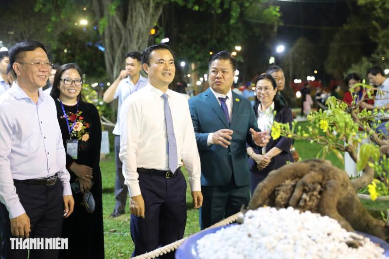 Những chú ngựa đua ở Lâm Đồng diễu hành trong đêm khai mạc Hội hoa xuân TP.HCM - Ảnh 3.