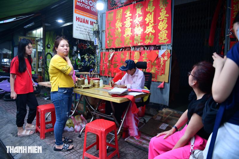 Cuối năm, người Hoa ở Chợ Lớn đi ‘mua chữ’: Mong bình an, phát đạt  - Ảnh 1.