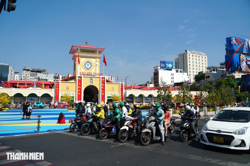 Khu vực trước chợ Bến Thành mở rào chắn, trả lại không gian chụp ảnh tết - Ảnh 2.
