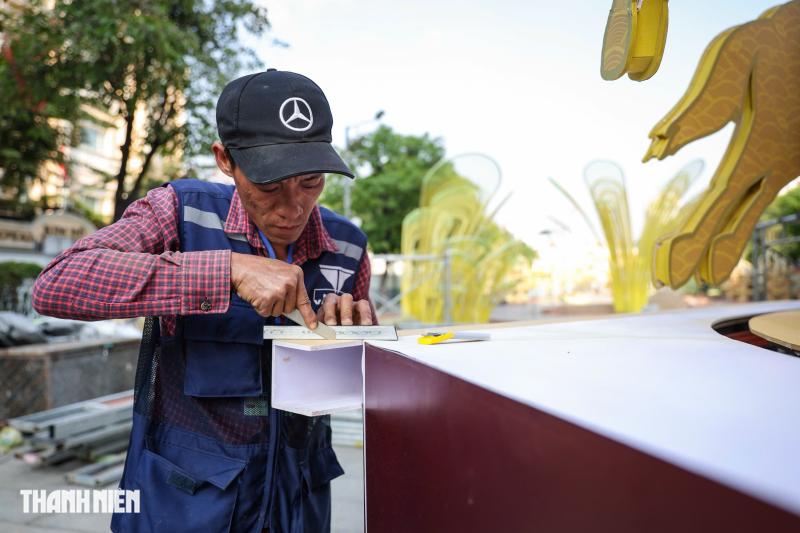 Ngựa vàng oai phong trên đường hoa Nguyễn Huệ, linh vật tết 2026 gây choáng ngợp - Ảnh 7.