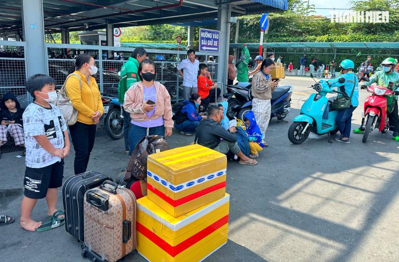 Ngày cuối nghỉ tết: Ùn ùn người miền Tây trở lại TP.HCM trưa mùng 6 - Ảnh 9.