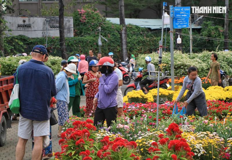 Chiều 27 tết, chợ hoa tết TP.HCM người bán cười tươi: 'Sắp hết! Sắp về nhà rồi!' - Ảnh 2.