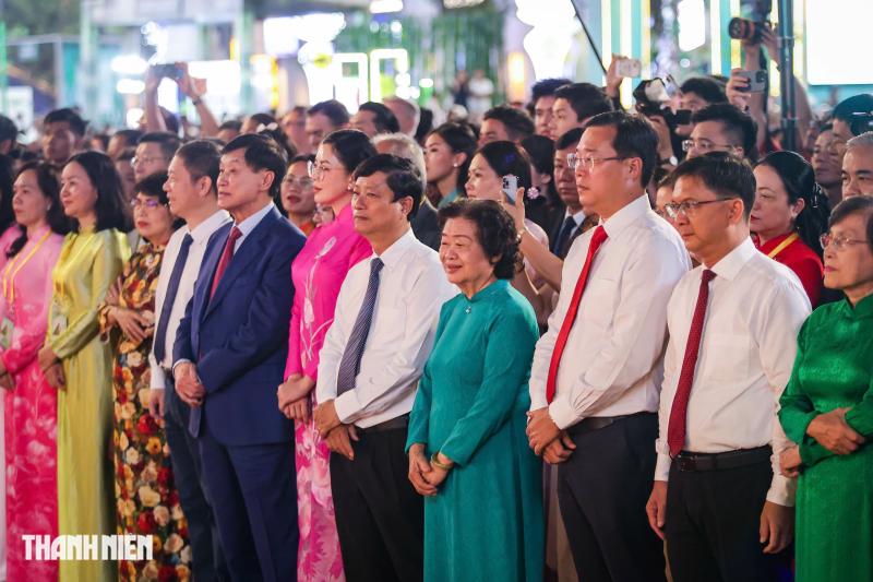 Chính thức khai mạc đường hoa Nguyễn Huệ Tết Bính Ngọ 2026 - Ảnh 3.