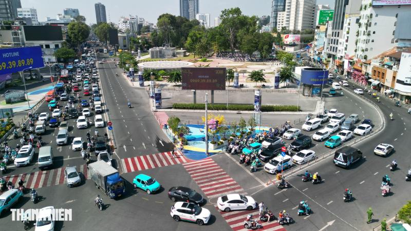 Khu vực trước chợ Bến Thành mở rào chắn, trả lại không gian chụp ảnh tết - Ảnh 7.