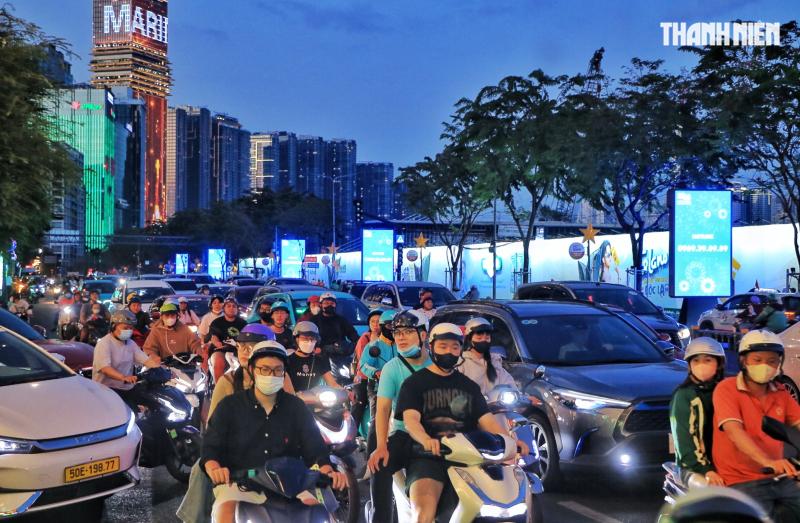 Chiều tối 29 tết: Ngay lúc này, dòng người đổ về trung tâm TP.HCM đón giao thừa- Ảnh 1.