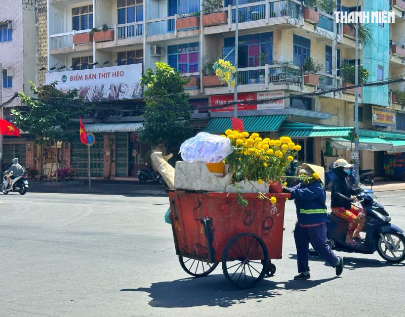 Trưa 29 tết, bất ngờ chợ hoa tết TP.HCM: Xuất hiện hoa miễn phí từ nhà vườn - Ảnh 10.