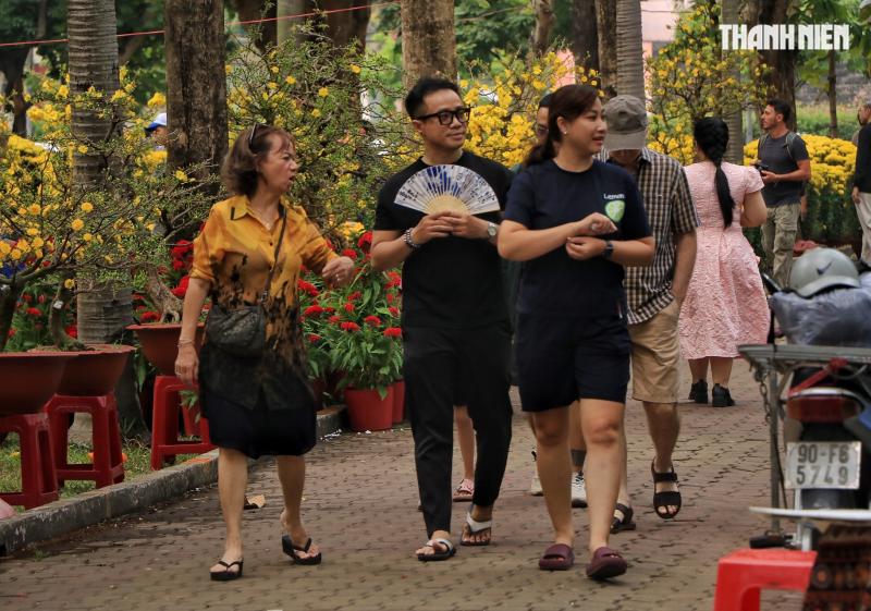 Người bán hoa tết ở TP.HCM tươi như hoa, chia sẻ bí quyết là... không nói thách! - Ảnh 4.