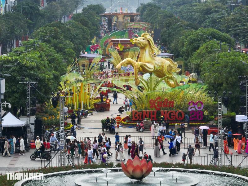 Nhìn từ trên cao, đường hoa Nguyễn Huệ rực rỡ trước giờ khai mạc - Ảnh 4.
