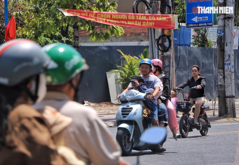 Đường phố TP.HCM mùng 2 tết: Nhiều người miệt mài mưu sinh dưới nắng chang chang- Ảnh 10.