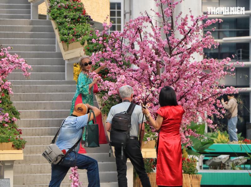 Ngày đầu nghỉ tết Bính Ngọ: Bất ngờ đường phố trung tâm TP.HCM sáng 27 tháng chạp - Ảnh 9.