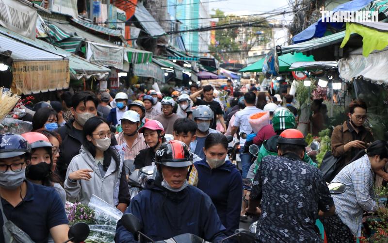 Chiều tối 26 tết: Chật kín người đổ về chợ hoa lớn nhất TP.HCM - Ảnh 11.