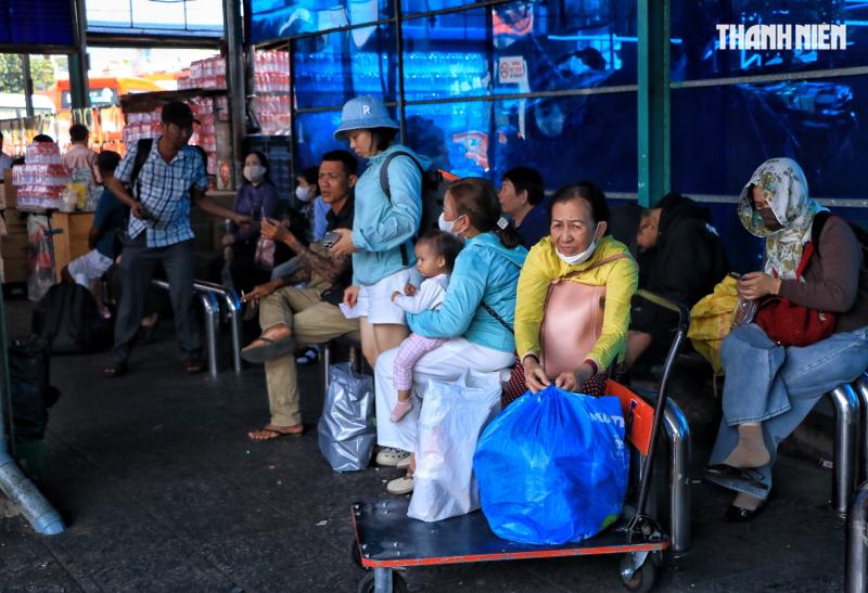 Chiều mùng 6 tết nhiều người từ TP.HCM bắt xe về miền Tây… 'ăn tết', vì sao?  - Ảnh 4.