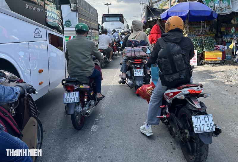 Chiều mùng 4 tết, quốc lộ 1 đông nghẹt người các tỉnh miền Tây trở lại TP.HCM - Ảnh 4.