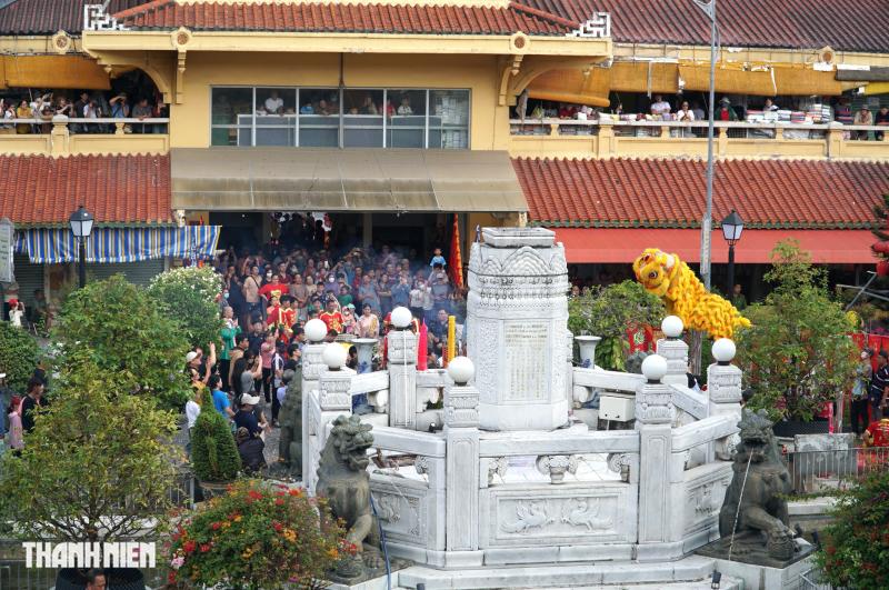 Lễ Kỳ Yên chợ Bình Tây: Màn múa ngựa lạ mắt thu hút người xem - Ảnh 8.