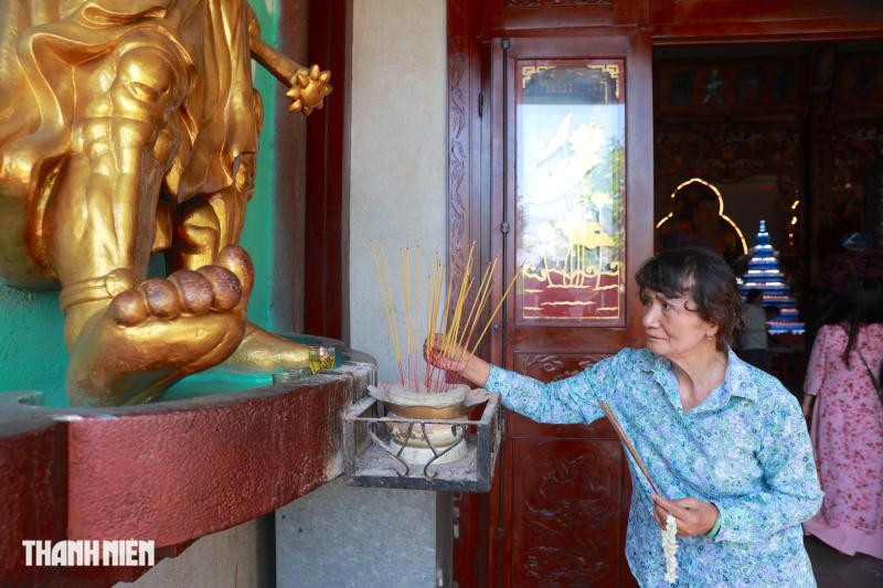 Đến chùa sáng mùng 1 Tết Bính Ngọ ở TP.HCM cầu bình an, hạnh phúc- Ảnh 10.