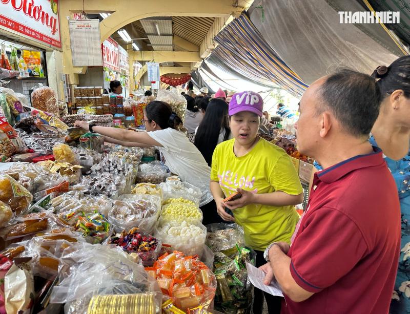 Trưa 27 tết, chuyện lạ chợ Bình Tây: Tiểu thương đóng sạp vì… 'không còn gì bán'  - Ảnh 9.