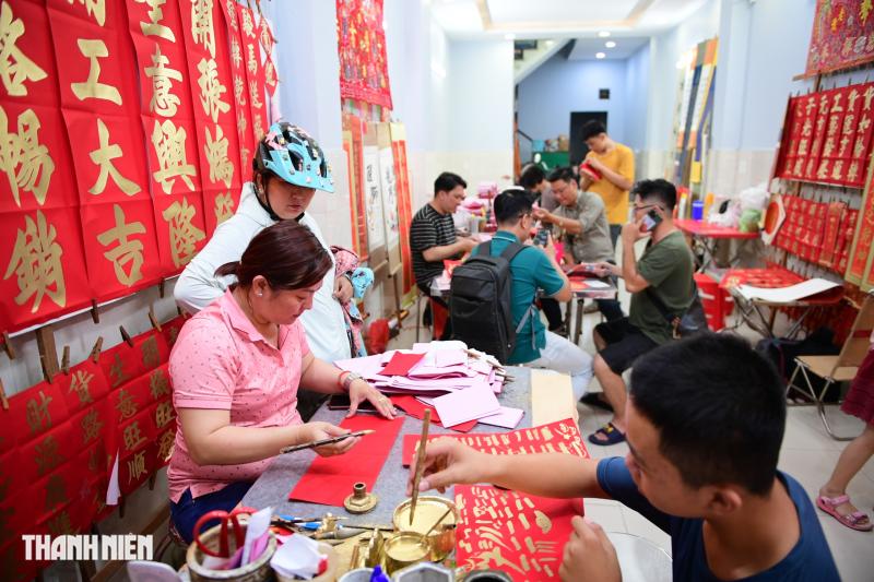 Cuối năm, người Hoa ở Chợ Lớn đi ‘mua chữ’: Mong bình an, phát đạt  - Ảnh 5.