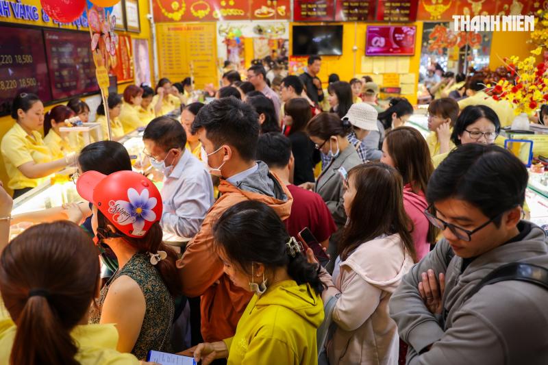 Chen chân mua vàng cầu may, tiệm vàng tại TP.HCM 'nghẹt thở' ngày vía Thần tài- Ảnh 3.