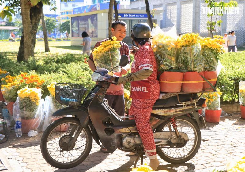 Chợ hoa tết ở TP.HCM sắp đóng cửa trước giao thừa: Người bán xả hàng giảm 50% - Ảnh 7.