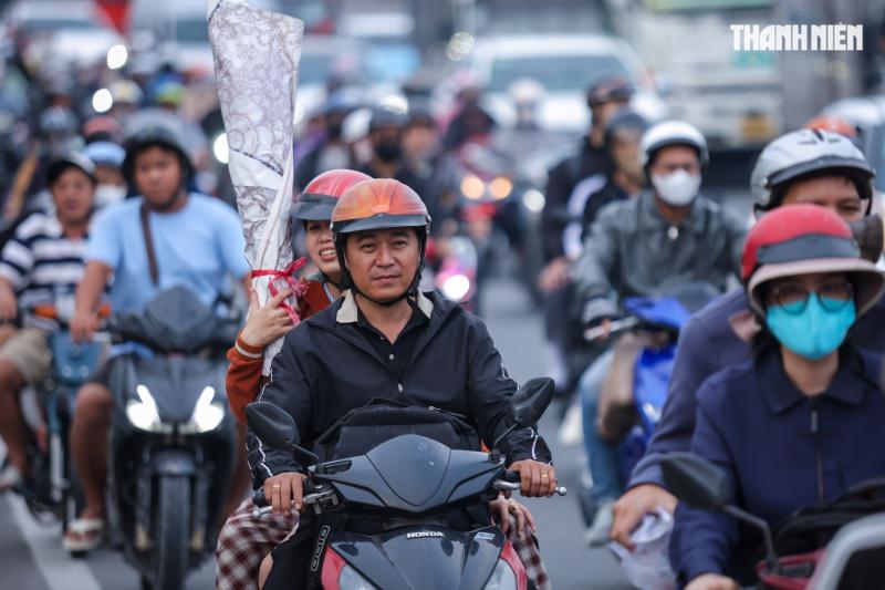 Biển người nối nhau từ TP.HCM về miền Tây chiều 26 tết, khổ vẫn về quê- Ảnh 10.